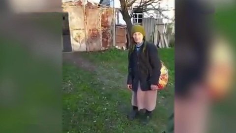 На Украине нашлась бабушка, которая вышла к бойцам ВСУ со Знаменем Победы
