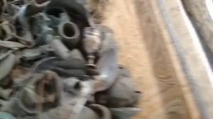 Коллекция топоров на блошином рынке.