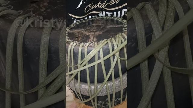 красивое кашпо из старого ведра с трещиной: кашпо из полиротанга