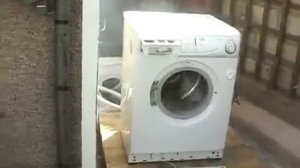 Стираем кирпичи в стиральной машине.mp4