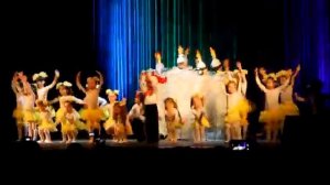 Аня в 5 лет танцует танец маленьких утят!