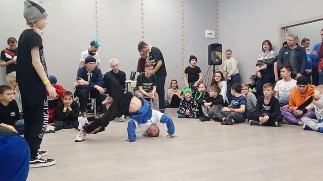 Bgirl Malaya vs Bboy мальчик СЛОЁНЫЙ ПИРОГ 2021 смотреть онлайн