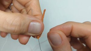 Сосновая иголка из проволоки и ниток