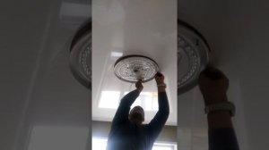 Как установить люстру в натяжной потолок.