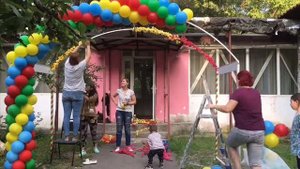 Как сделать арку из шаров. Разноцветная арка. Оформление входной группы