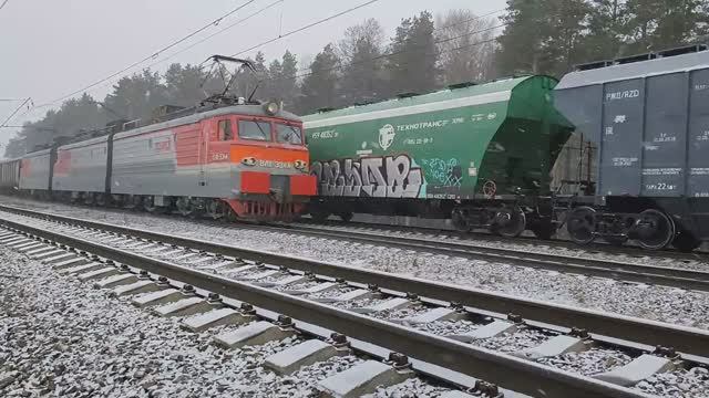 Электровоз ВЛ11.8-334 с грузовым поездом