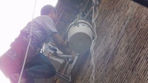 Установка кондиционера с привлечением промышленного альпиниста.
