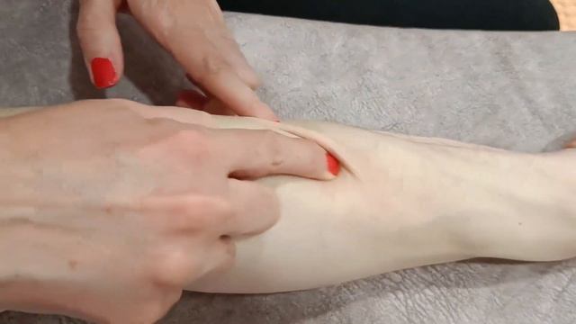 Болят РУКИ нужно РАССЛАБЛЯТЬ   предплечья.