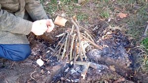 Аэрозоль от комаров как розжиг для костра.