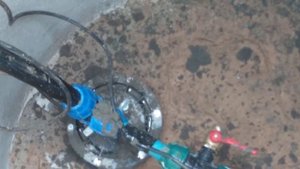 Обустройство скважины с помощью кессона из железобетонных колец и герметичного оголовка