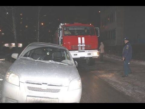 Пожарная машина не смогла проехать к месту пожара из-за припаркованных авто