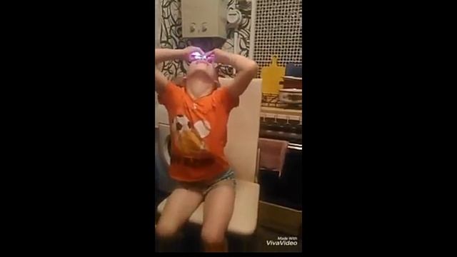 ШКОЛЬНИК В ТРУСАХ СНИМАЕТ ОБЗОР НА СПИННЕР!