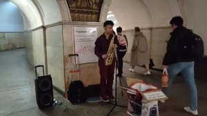 Саксофонист самозабвенно выводит рулады в метро Москвы а пассажиры спешат мимо него по домам #metro