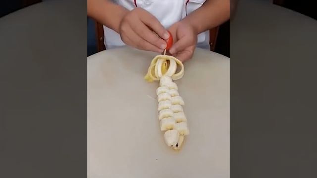 Как нарезать банан. Нарезка бананов на праздничный стол | How to cut a banana