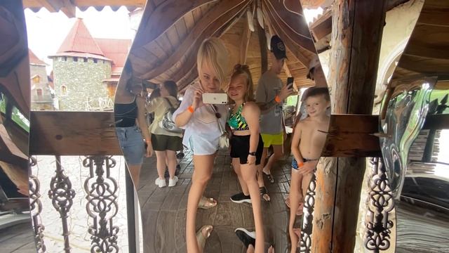 Кривое зеркало/комната смеха/смешно и страшно/Сонькина лагуна/остров/Уральский Диснейленд смотреть онлайн