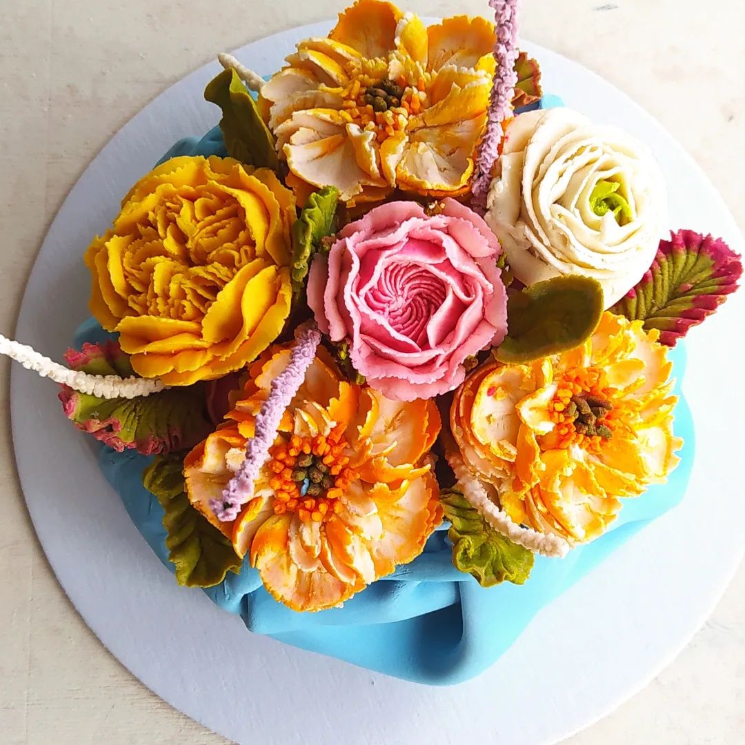 Красивый торт с кремовыми цветами/ beautiful cake with cream flowers.