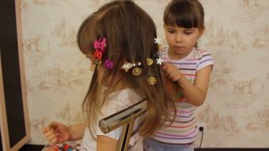 Элина делает прическу своей сестренке Юле
