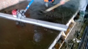 Выравнивание раствора с помощью виброрейки