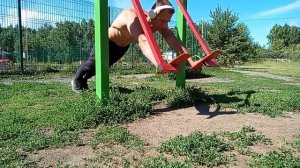 Тренировка рук на тренажёре для ног