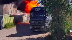 Водитель на полыхающей фуре попытался выехать с территории горящих складских помещений в Уссурийске