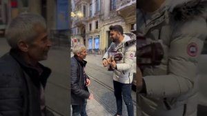 Sokak sanatçısı & Duydum ki bensiz yaralı gibisin. (Dayı içimizi parçaladin be)