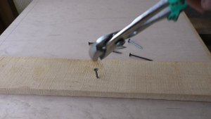 Три способа как закрутить саморез без инструментов.