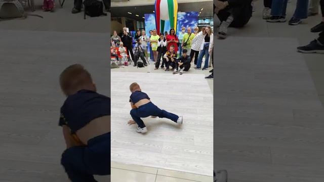 Брейку возраст не помеха! Танцует BBOY Halk (7лет).