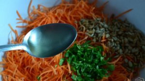 Морковный салат с семечками и кинзой