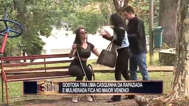 Morena assanhada finge que não enxerga e acaba sentando no colo dos rapazes acompanhados смотреть онлайн