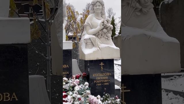 Самые необычные памятники Троекуровского кладбища