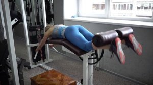 49.Сгибания ног лежа в тренажере
