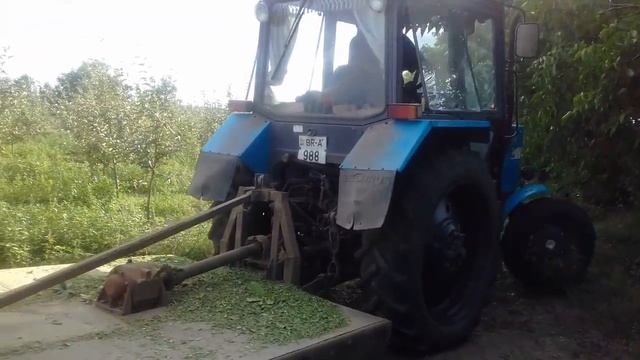 Трактор МТЗ 82.1 Косит в саду ТРАВУ . Самодельная КОСИЛКА роторная навесня