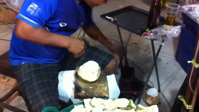 Таких способов разделки кокосов я еще не видел)) Walking street Bophut Самуи Таиланд смотреть онлайн