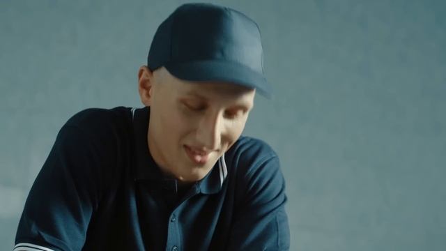 ? ХТО ТИ? ДАВНІЙ ПРИХИЛЬНИК ІНГИ НЕ ТІЛЬКИ РОБИТЬ ЇЙ ПОДАРУНКИ, А Й ВБИВАЄ ЇЇ ЗНАЙОМИХ. ВСІ СЕРІЇ