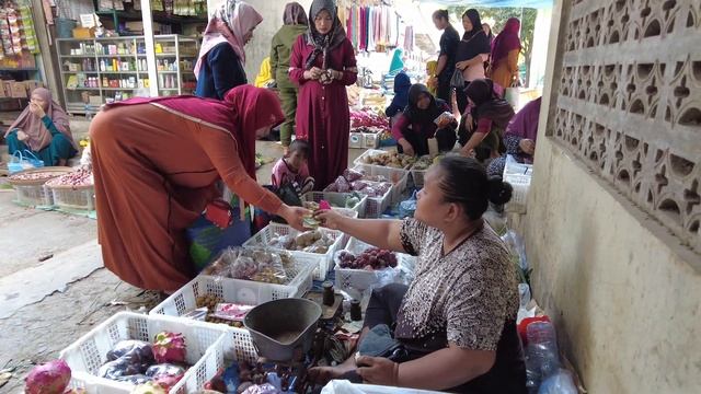 Walking inside the village market in Indonesia || village life of Indonesia смотреть онлайн