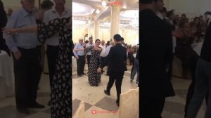 Тамада Курбан и Хадижат Османова танцуют лезгинку на свадьбе.