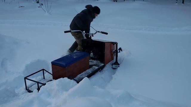 Покатушки на самодельном снегоходе по лесу. смотреть онлайн