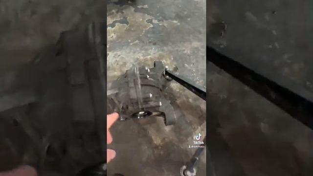 Какое масло нужно лить в задний редуктор с электроблокировкой Porsche смотреть онлайн