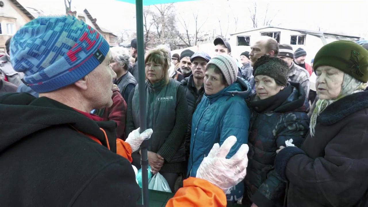 Российские военные спасают людей, которыми прикрывались как щитом в Мариуполе