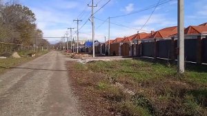 Парковочное место перед домом из щебенки.