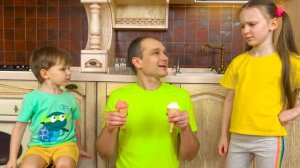 Лиза и Миша играют с папой в мороженое и арбузный челлендж