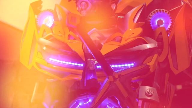 Аниматор трансформер напоминающий Бамблби, на детский день рождения смотреть онлайн