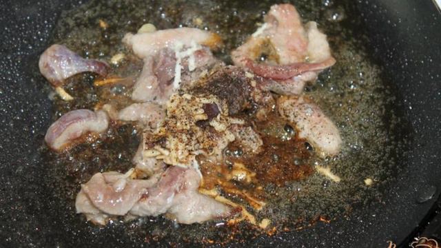 Салат с утиной грудкой и жареными шампиньонами