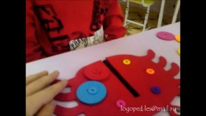 Застегиваем пуговицы. Отрабатываем звук Р. Игрушка Краб. Фрагмент занятия с логопедом