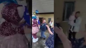 10 лет спустя дочь приехала на день рождения отца сюрпризом