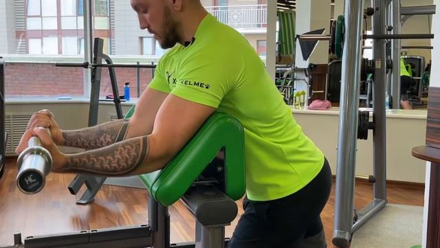 Подъем штанги на бицепс на скамье Скотта смотреть онлайн