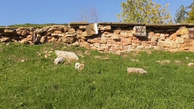 Каменная кладка старинного вала обороны города,  Великий Новгород.mp4