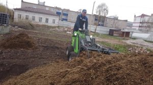 Мини-погрузчик FRONTMEN. Перемещение навоза вилами челюстными