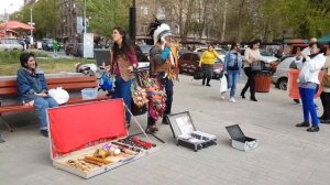 Офигенная Музыка. Индеец классно поет.