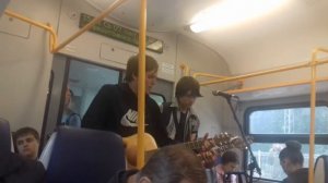 Парни поют в электричке, песню Высоцкого и Лепса